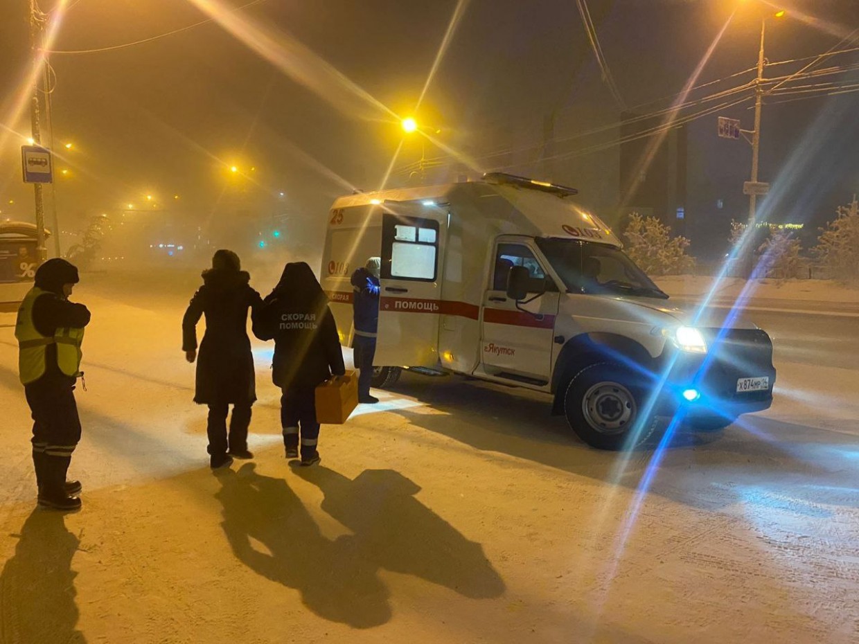 В Якутске госинспекторы спасли замерзающую женщину