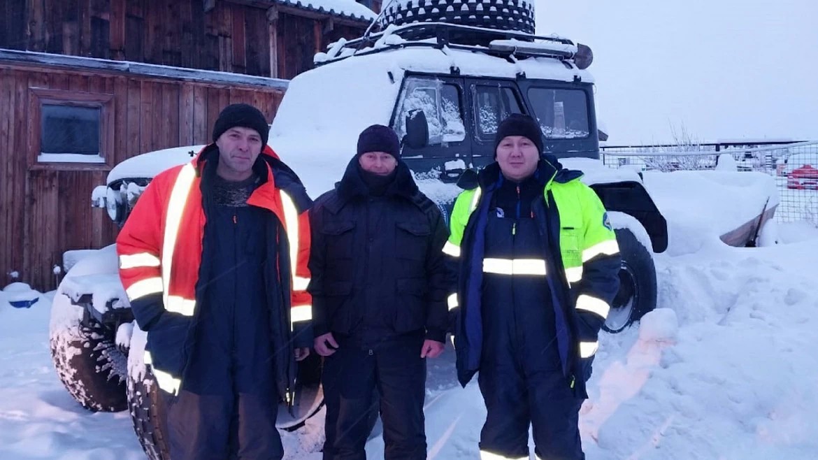В Якутии двое предпринимателей, торгующие шубами, едва не погибли на безлюдной трассе в 50-градусный мороз