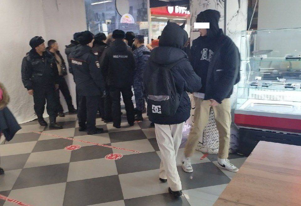 Полиция в Якутске задержала около 40 подростков и взрослых в общественных местах