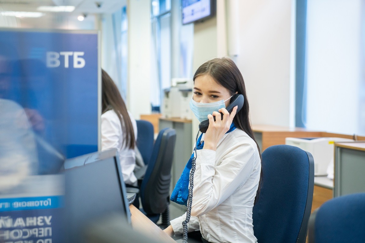 Втб семейная. ВТБ Магадан. ВТБ снизил ставки. ВТБ банк Хабаровск сотрудники. Главный офис ВТБ.