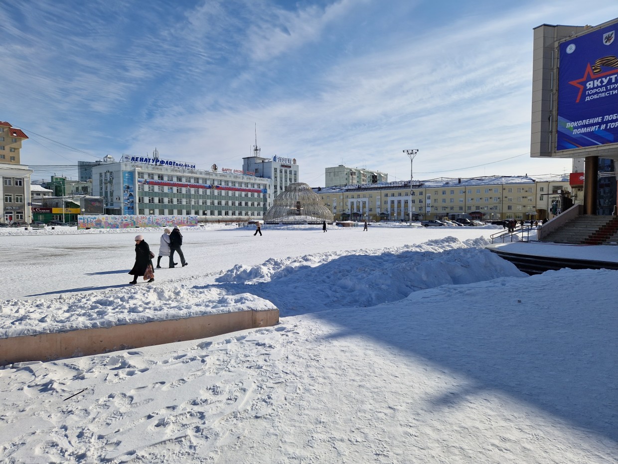 Погода в якутске в апреле. Март в Якутии. Якутск. Якутск ночью. Сугробы в столице.