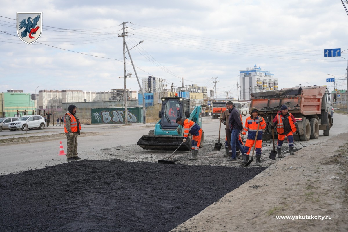 В Якутске проводят ямочный ремонт дорог в усиленном режиме | SakhaPress.ru