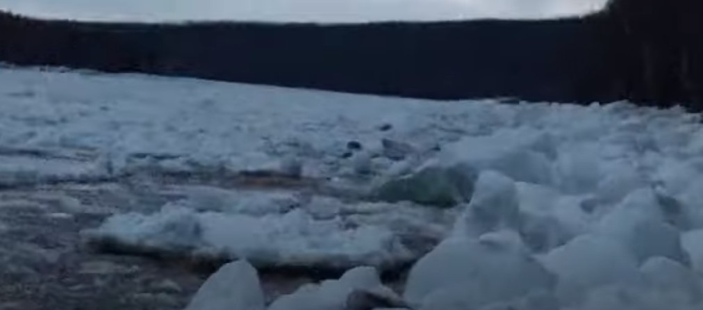 Прочитайте ледоход лед идет вышел на берег. Ледоход Якутия. Видео лед идет. Мужики уехали на льдине во время ледохода. Фото Енисей скопление льда во время ледохода.