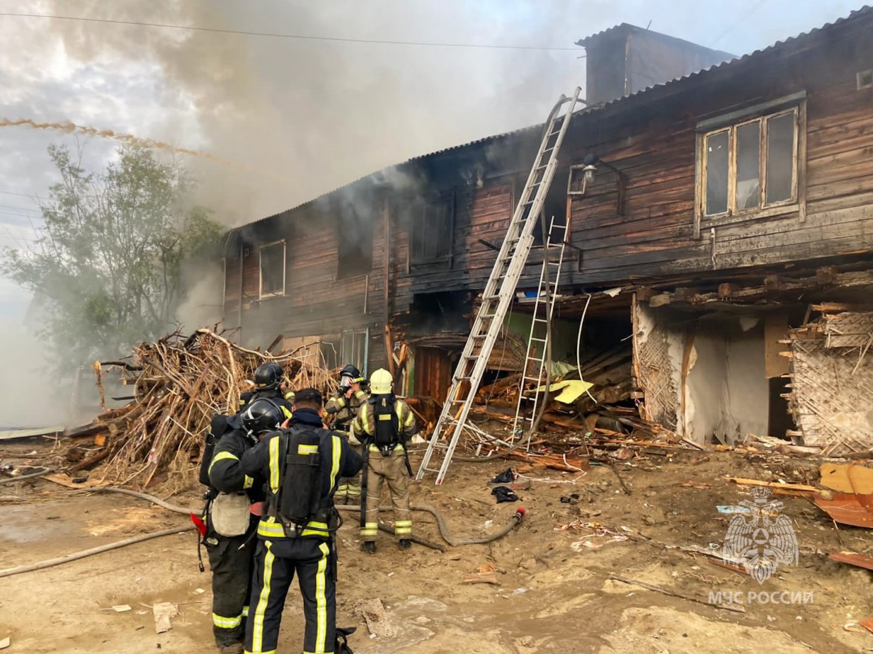 В Якутске огонь повредил шесть квартир жилого дома