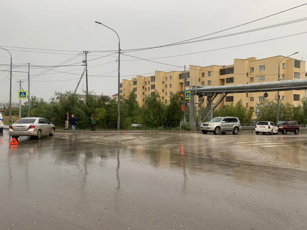 В Якутске водитель устроил ДТП с участием четырех автомобилей и скрылся с  места ДТП