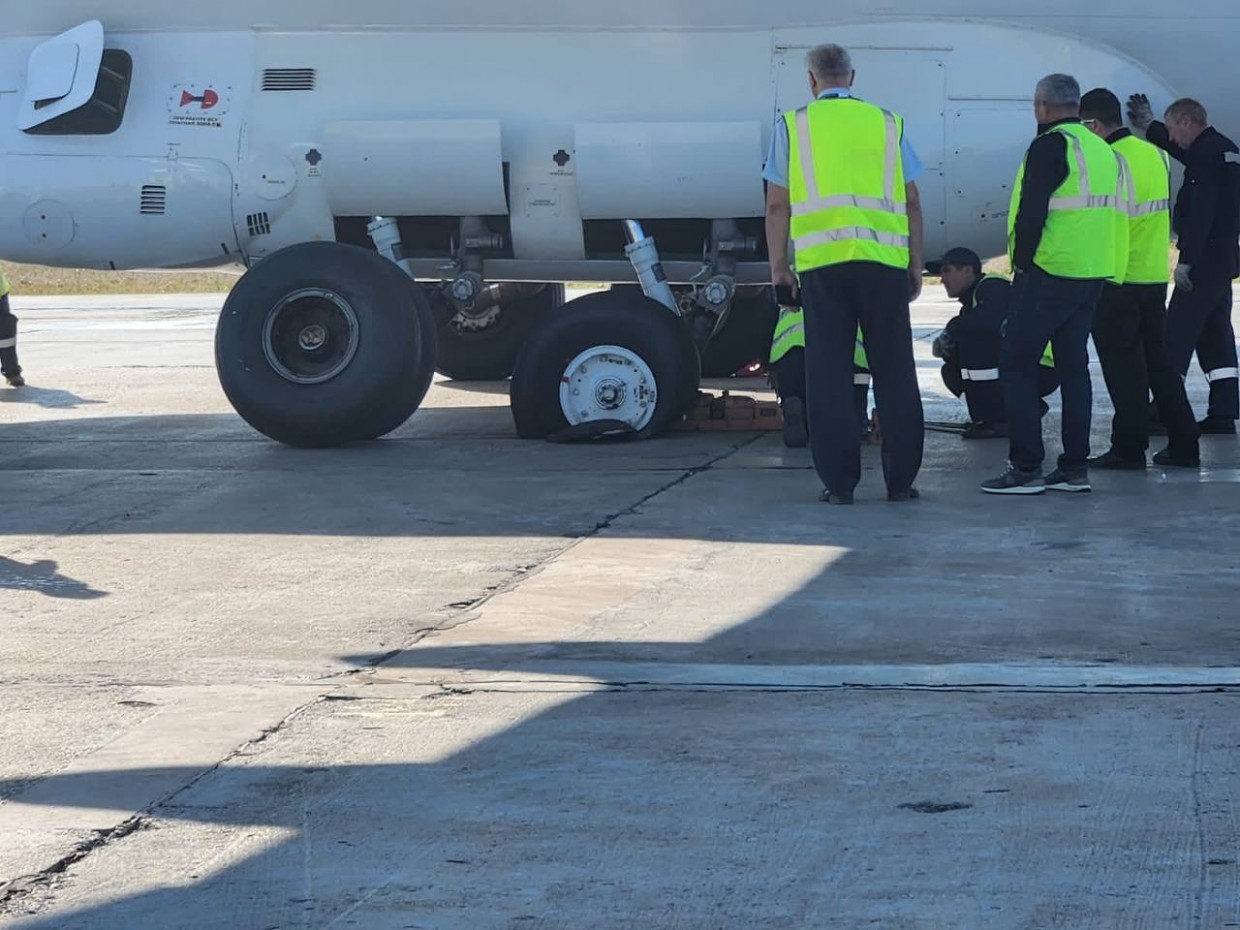 В Якутии при посадке самолета АН-24 произошел разрыв пневматика правой  стойки шасси | SakhaPress.ru