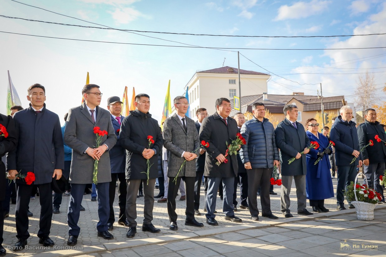 Народные депутаты отдали дань памяти выдающимся государственным и политическим деятелям Якутии