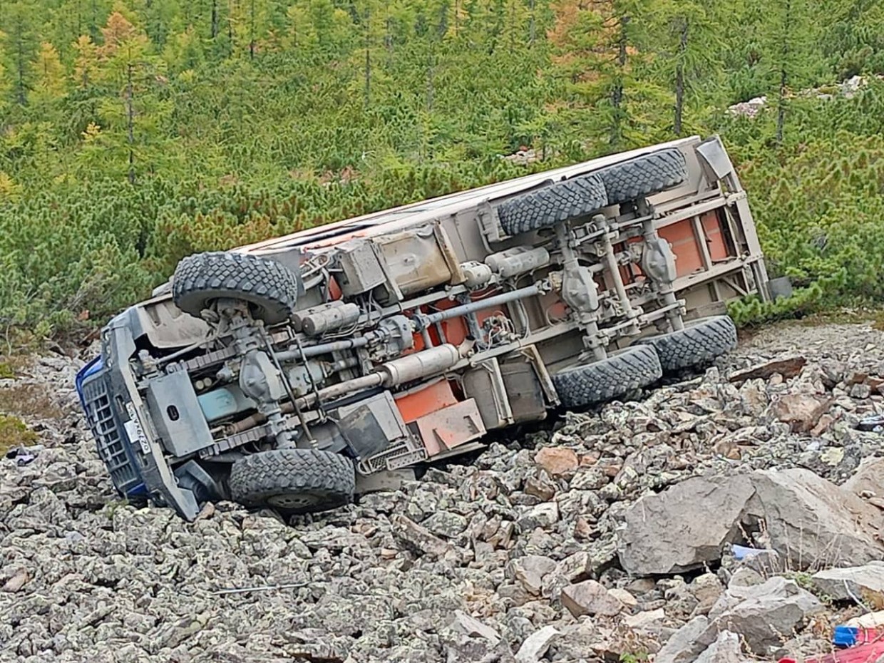 Дежурный прокурор: В Якутии погиб водитель вахтового автобуса