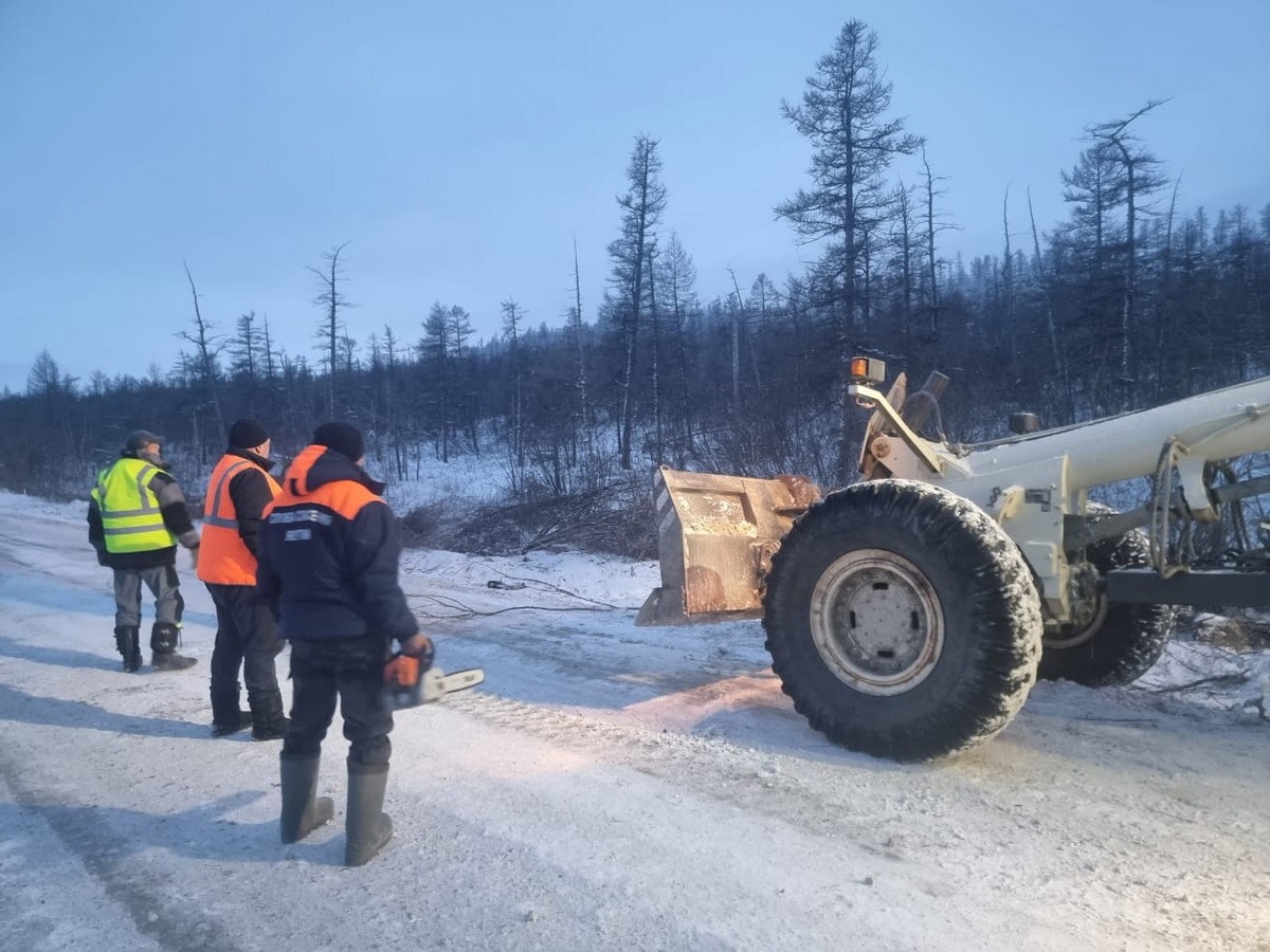 Спасатели ликвидируют последствия аварийного разлива нефтепродуктов в Мирнинском районе  