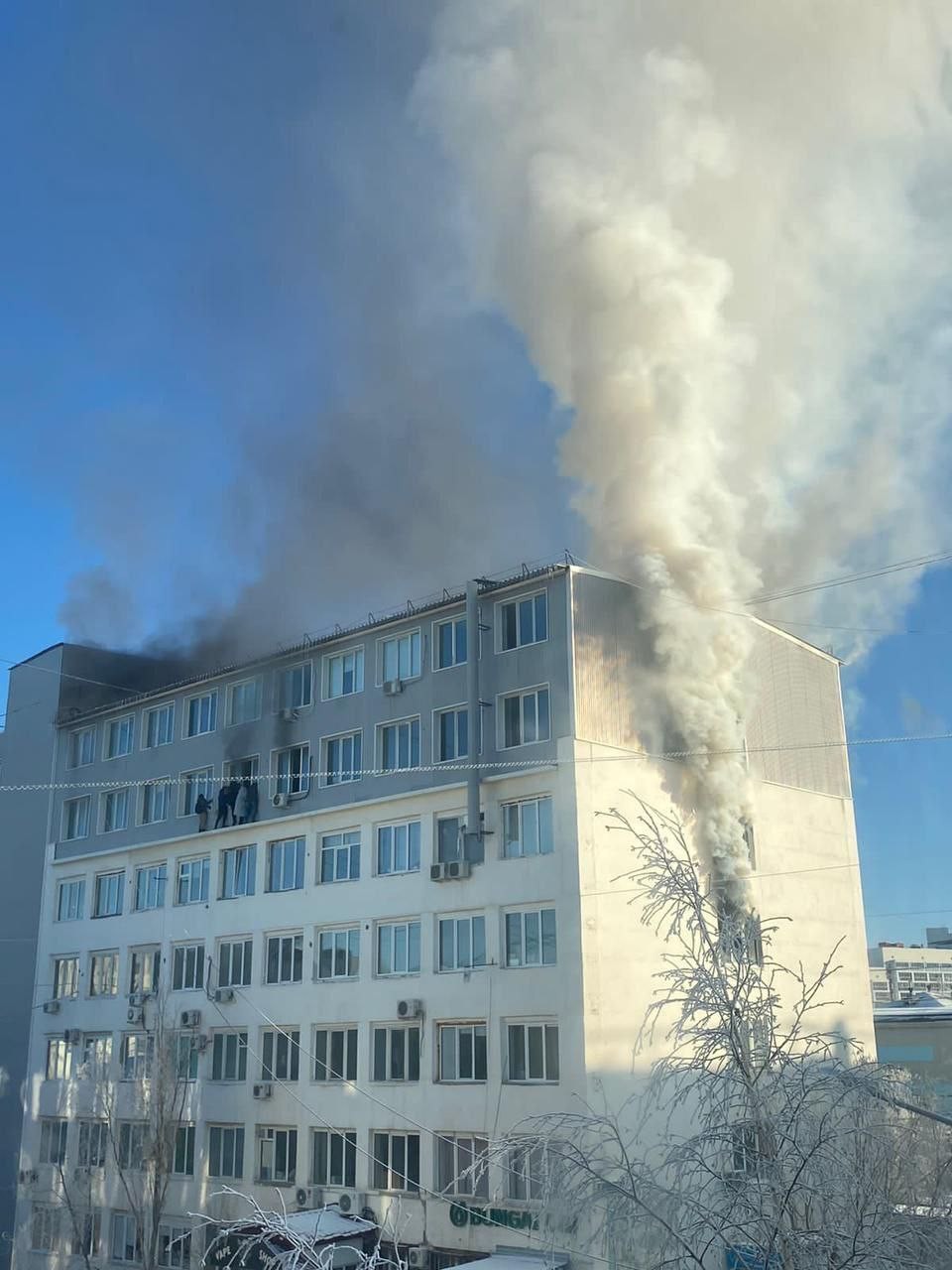 Двое человек пострадали в крупном пожаре в центре Якутска