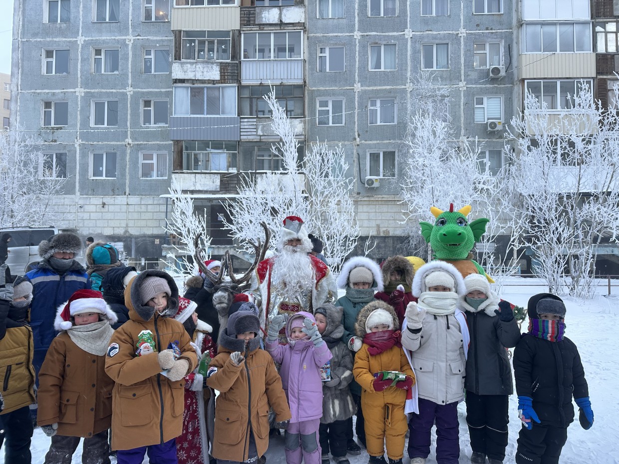 В Якутске жильцы дома по улице Кирова в 40-градусный мороз провели дворовой  праздник | SakhaPress.ru