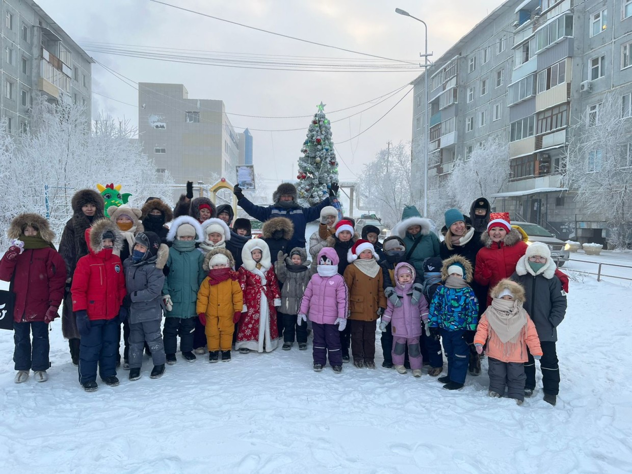 В Якутске жильцы дома по улице Кирова в 40-градусный мороз провели дворовой  праздник | SakhaPress.ru