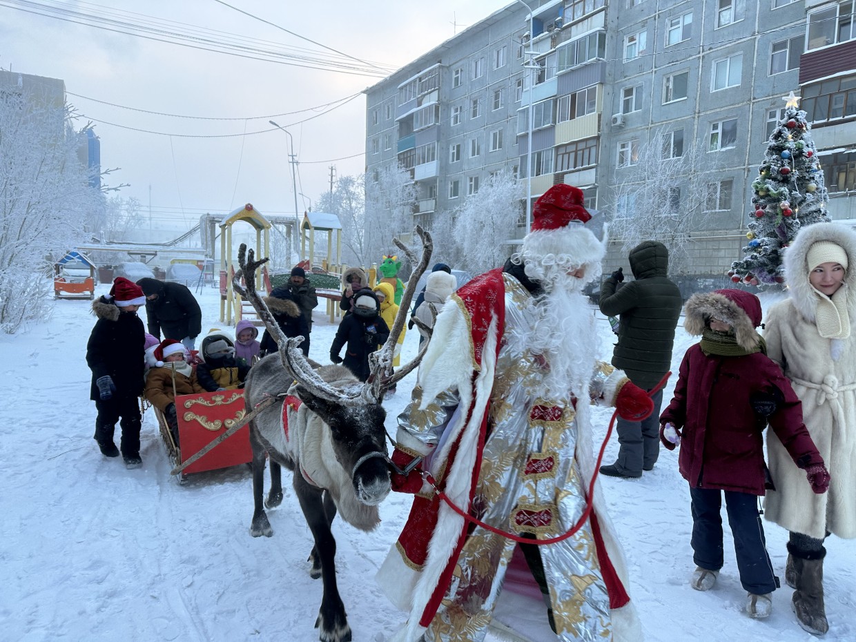 В Якутске жильцы дома по улице Кирова в 40-градусный мороз провели дворовой  праздник | SakhaPress.ru