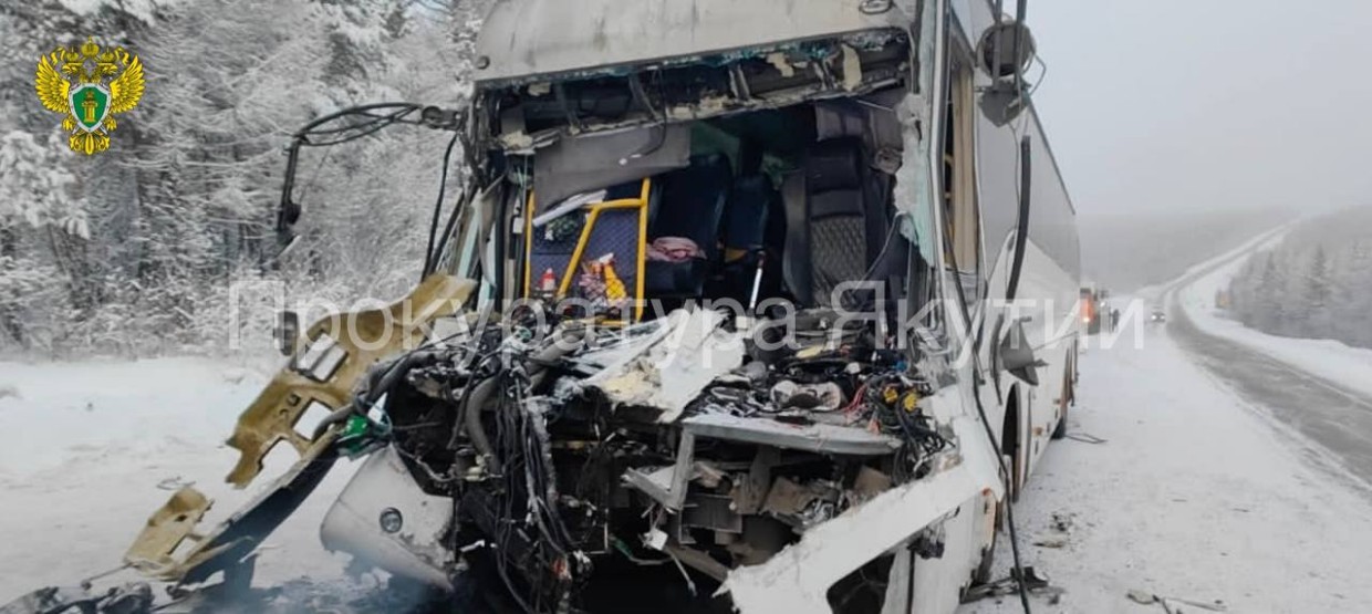 В Якутии автобус с рабочими столкнулся с грузовиком: 14 человек пострадали