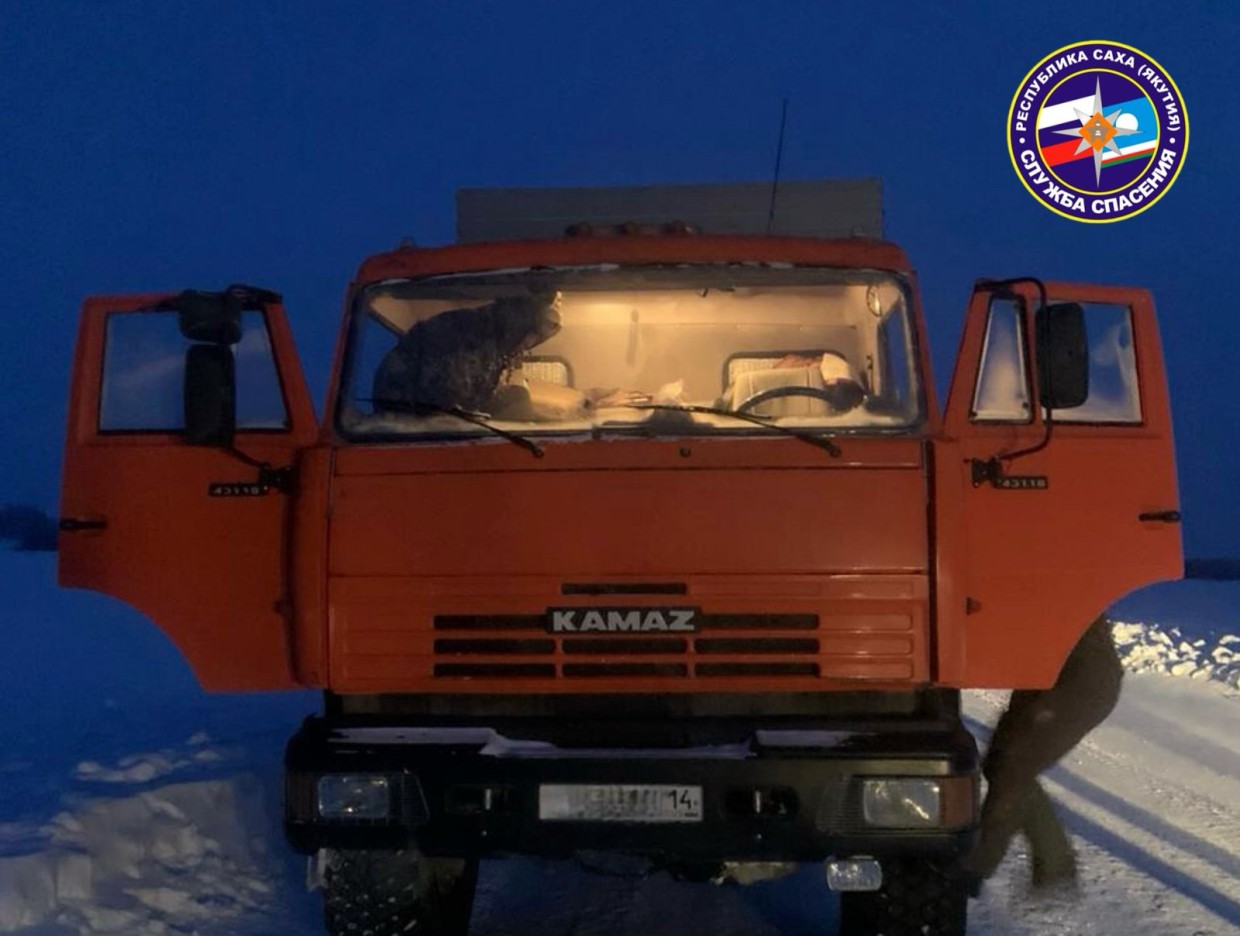 В Якутии в лютый мороз у двух дальнобойщиков заглох автомобиль