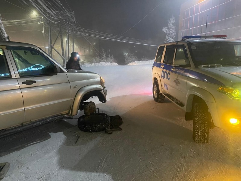 В Якутии инспекторы ДПС помогли пожилой паре отремонтировать машину