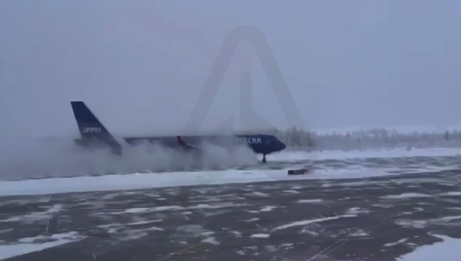 В Якутии самолет «Почты России» выкатился за пределы взлетно-посадочной полосы: Опубликовано видео происшествия