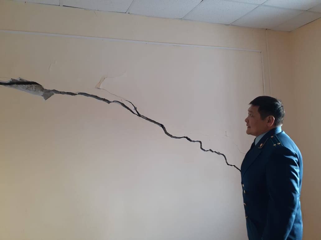 В Якутии прокуратура проводит проверку в детском саду, где на глазах у охранника треснула стена