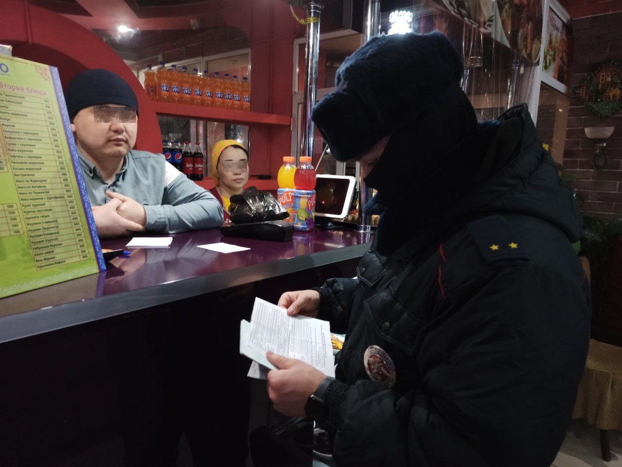 62-летняя уроженка Киргизской Республики предоставила миграционные документы с признаками подделки