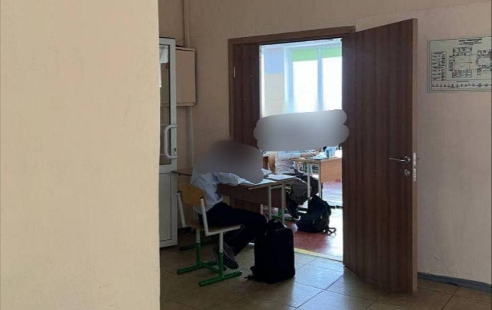 Управление образования Якутска проводит проверку по поводу фотографии ученика, сидящего за партой в коридоре