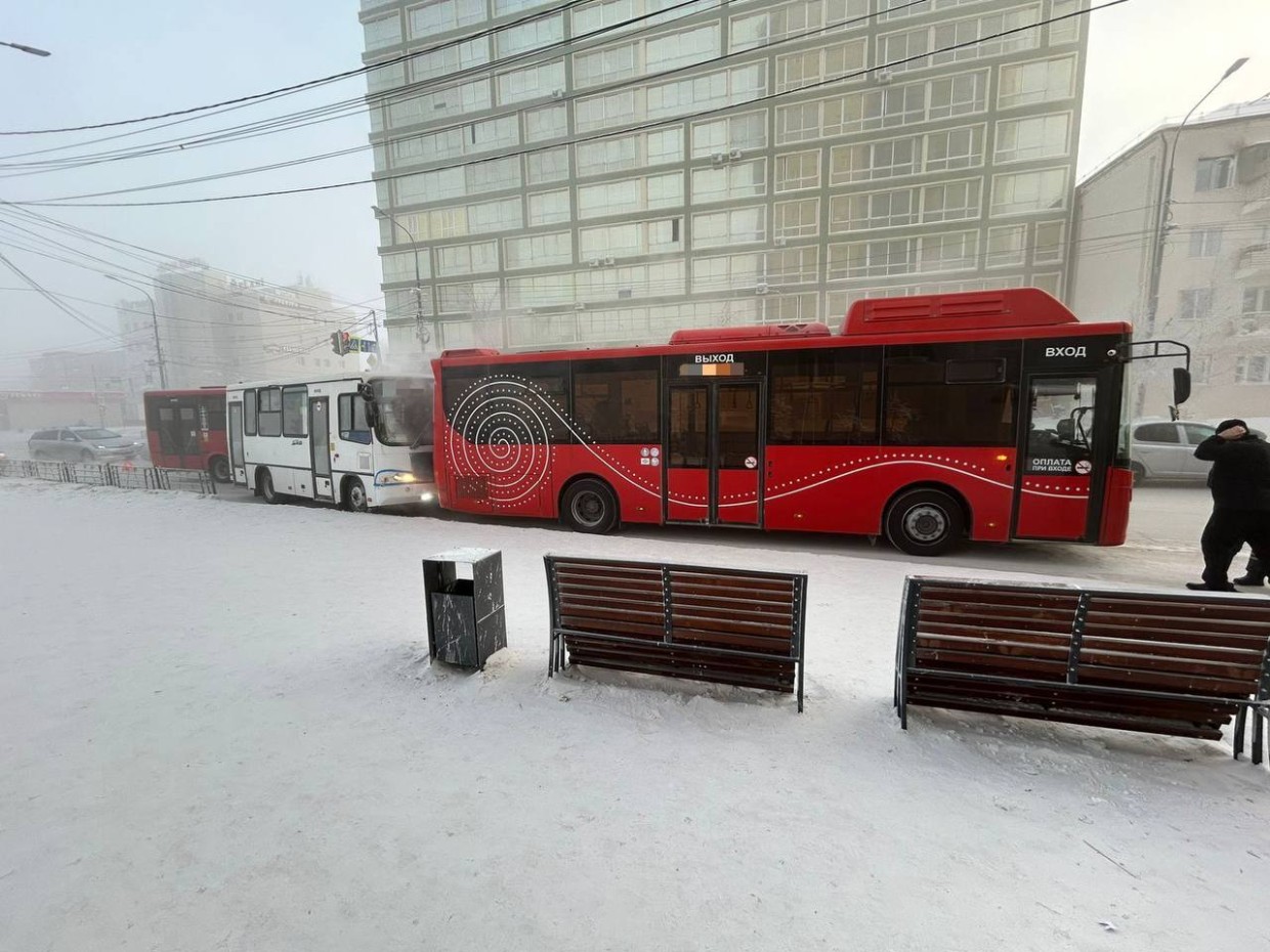 В Якутске столкнулись три автобуса, девушка-пассажирка получила травму