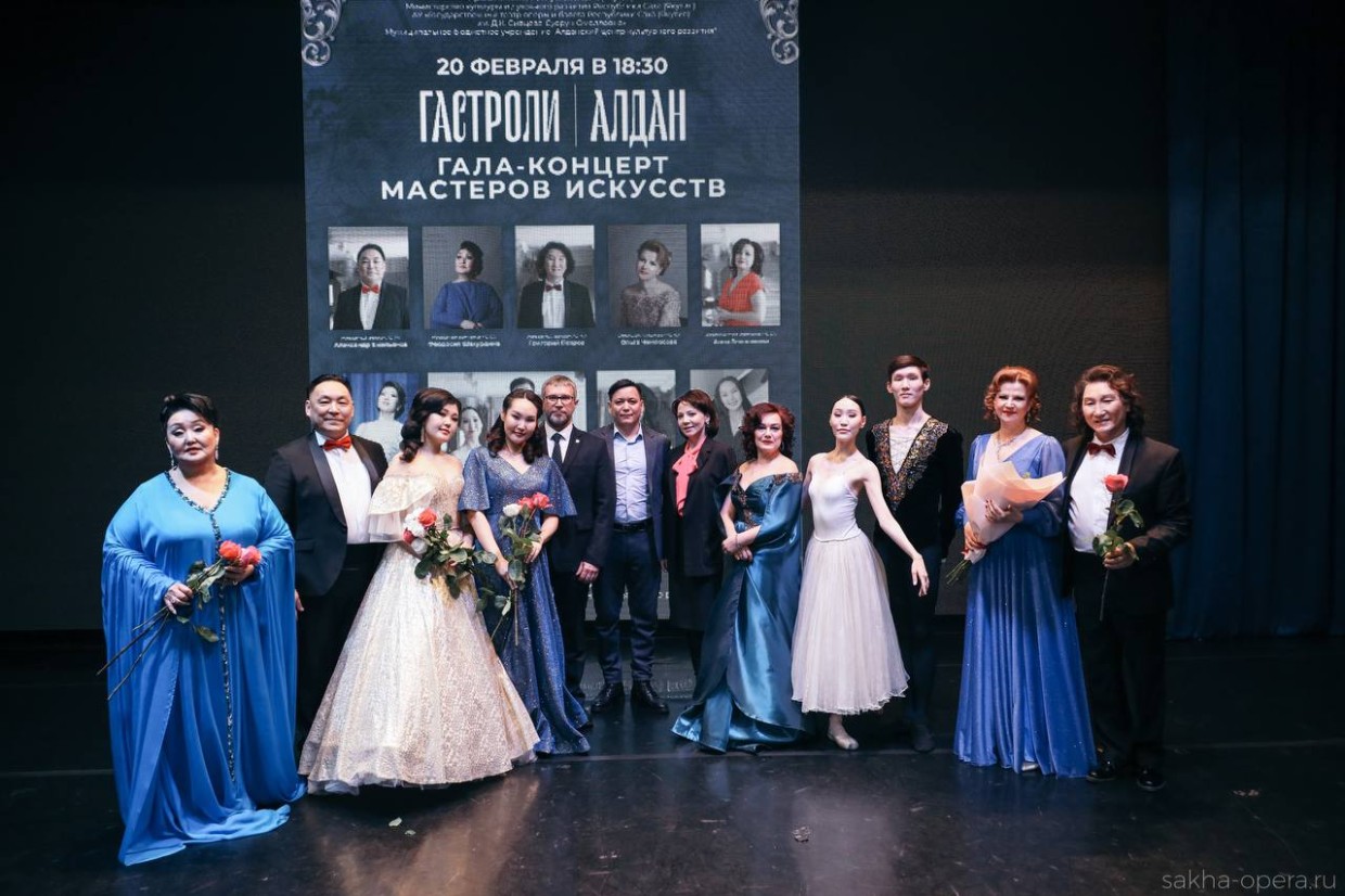 Жители Алдана осыпали цветами артистов оперы и балета