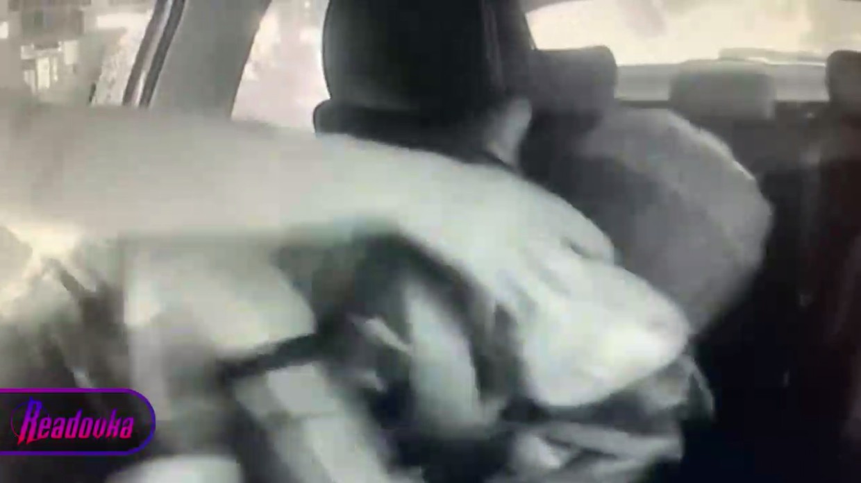 В Московской области мужчина выбил стекло и начал избивать сидящую за рулем неслышащую девушку-таксиста