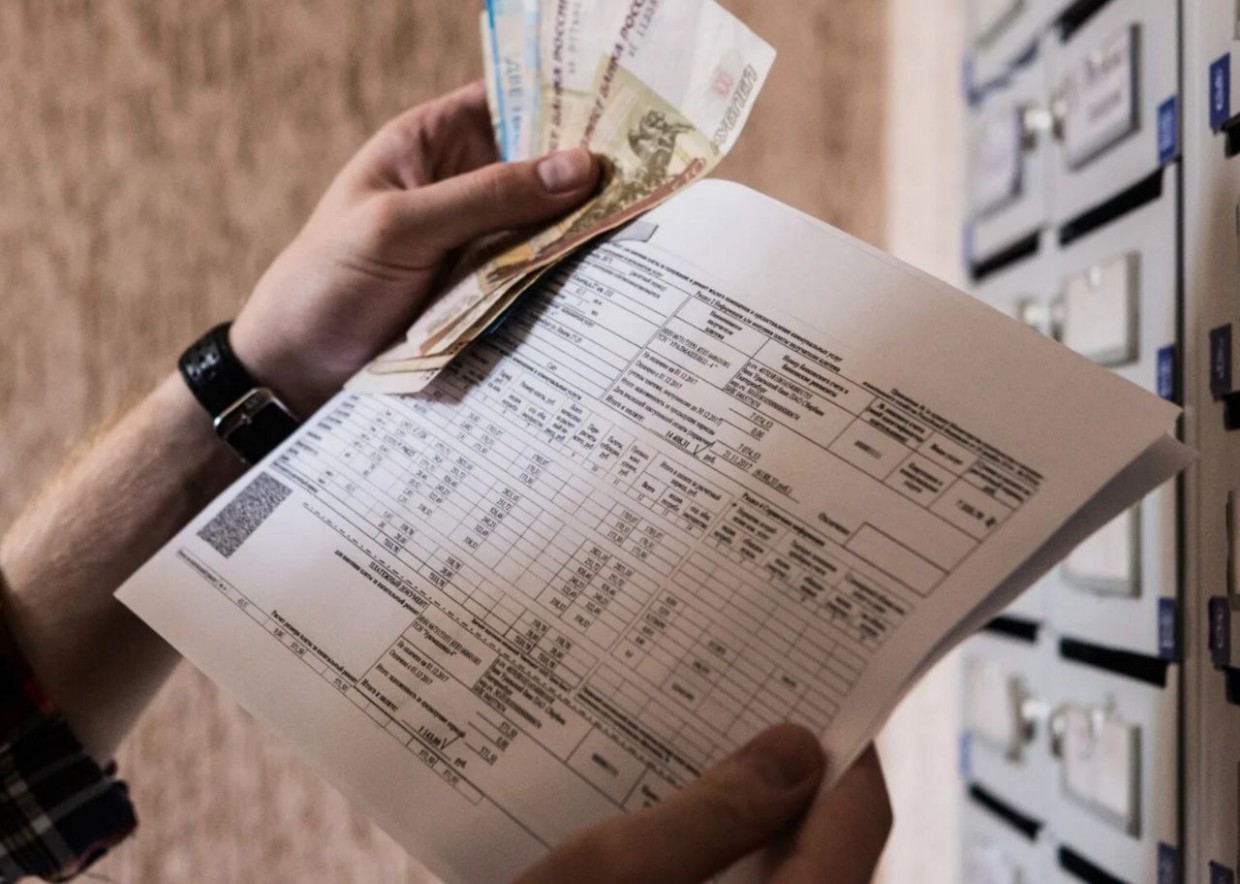 Жительнице Якутии заблокировали счета и списывают с ее карты деньги за чужие долги по ЖКУ: Комментарий УФССП по Якутии