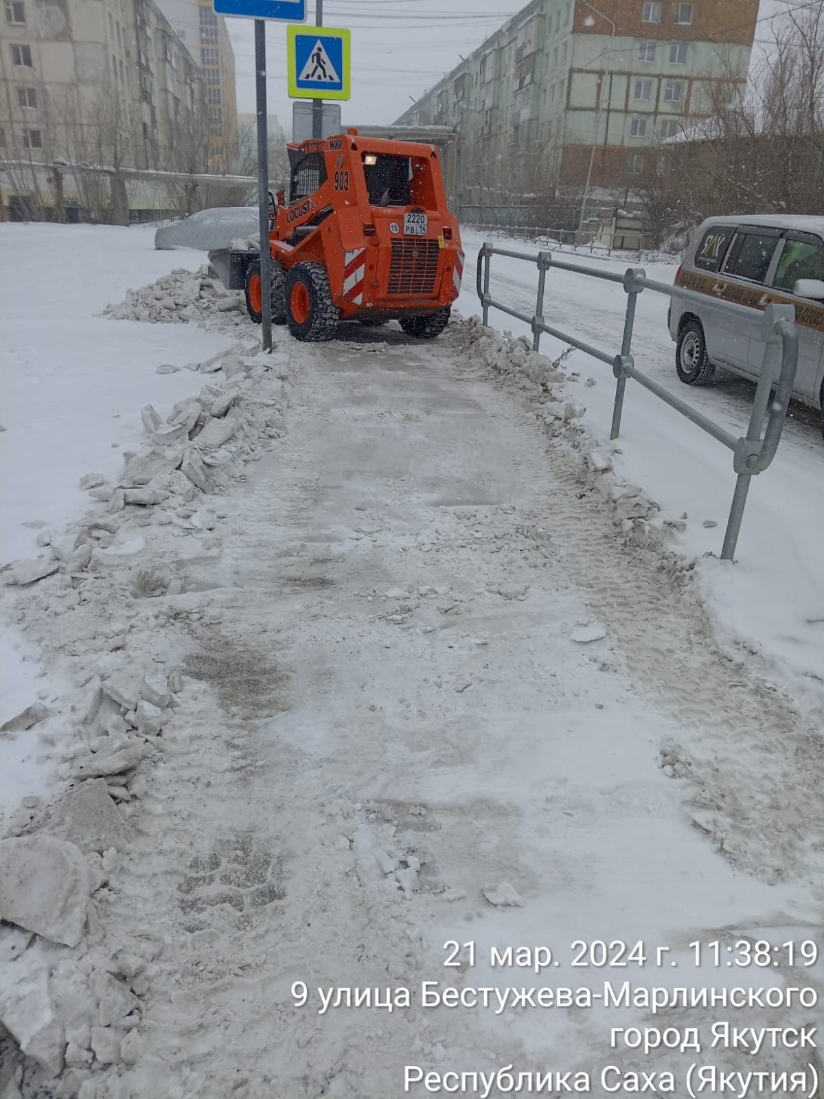 В округах и пригородах Якутска усилили вывоз снега и наледей