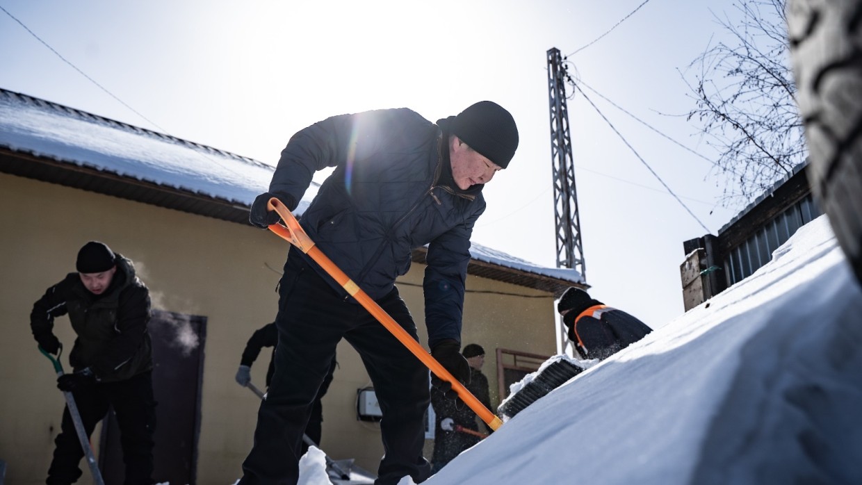 Егор Кардашевский принял участие в субботнике по уборке снега для помощи семьям участника СВО