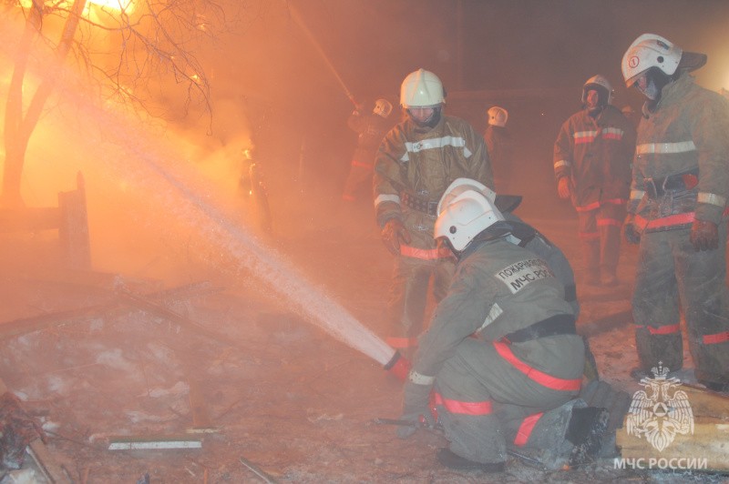 В Ленске произошел пожар в расселенном доме: Предположительная причина - поджог