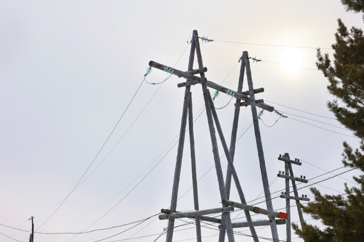 Энергетики Западных электрических сетей ведут ремонтные работы на линии «Олёкминск — Хоринцы» с отпайками
