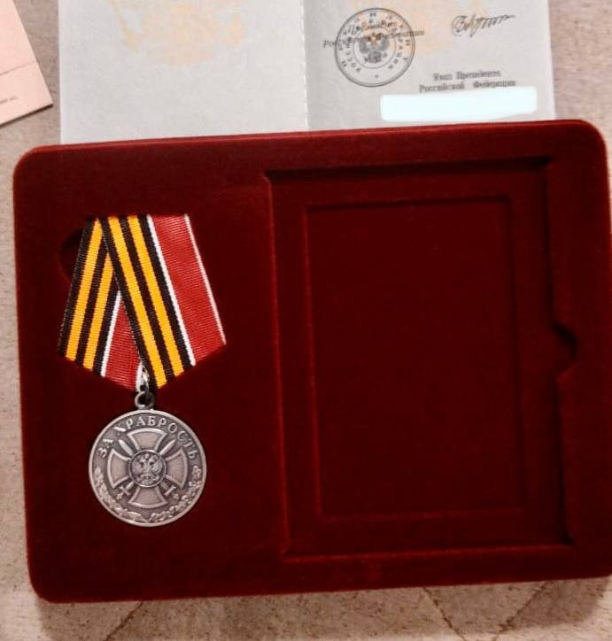 Алексей Колодезников поздравил сотрудника компании «Сахатранснефтегаз» с вручением медали «За храбрость»