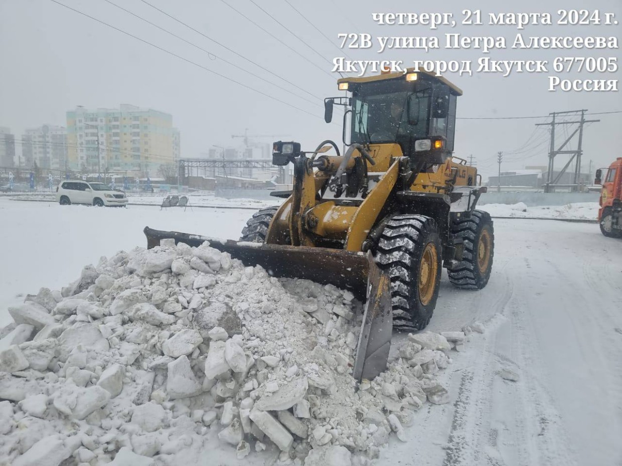 Уборка и вывоз снега в Якутске ведутся в усиленном режиме