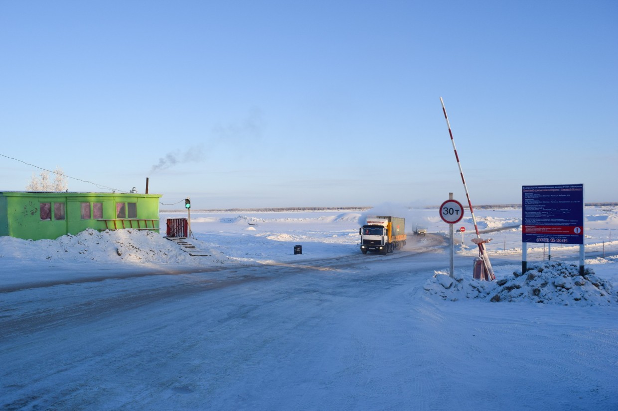 В Якутии начинается поэтапное снижение грузоподъемности на ледовых переправах