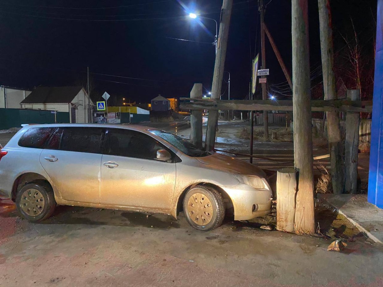 В Якутске пьяный водитель врезался в столб
