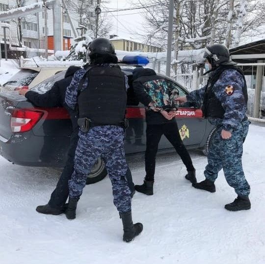 В Якутске двое грабителей напали на прохожего и силой отобрали телефон «Самсунг А50»