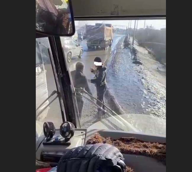 В Якутске водители маршрутных автобусов устроили разборки на улице?