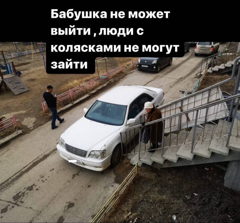 В Якутске автовладелец перегородил жильцам выход из подъезда жилого дома