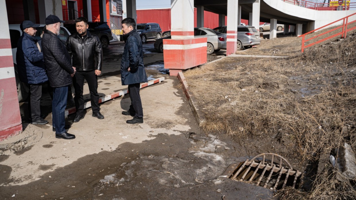 Более 20 тысяч погонных метров уличных лотков пропарено в Якутске