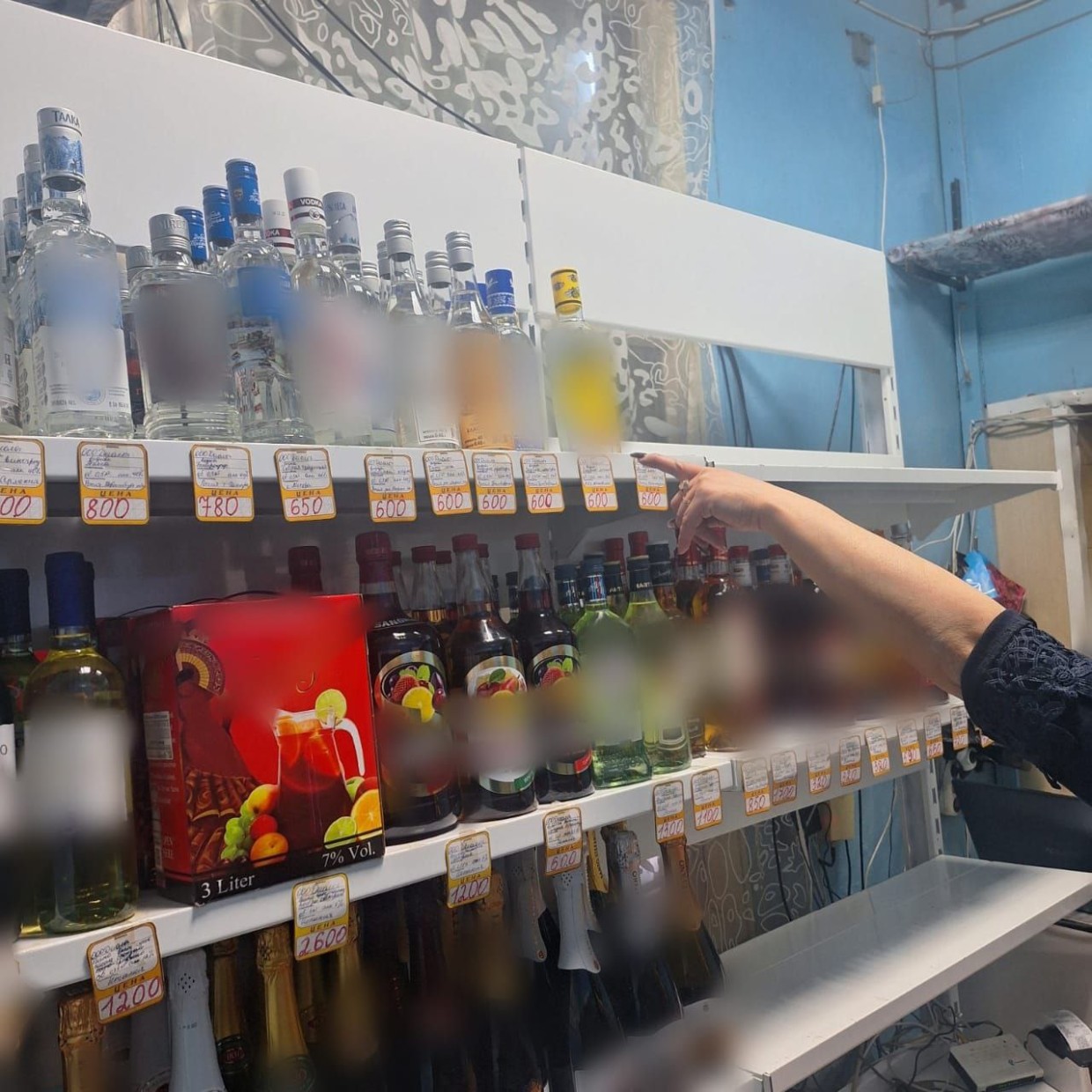 В Якутии пьяный мужчина с ножом ограбил три магазина: Добычей злоумышленника стали 13 бутылок водки