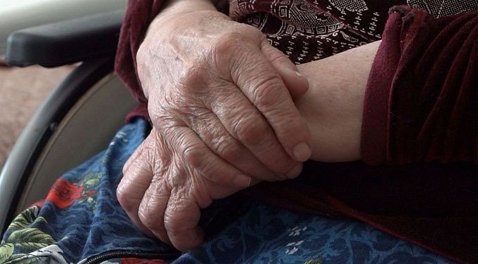 89-летняя бабушка вручила курьеру 900 тысяч рублей, думая, что родственник попал в ДТП