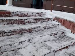 Владелец магазина выплатит жительнице Якутска 300 тысяч рублей за полученную травму из-за неочищенной от снега лестницы