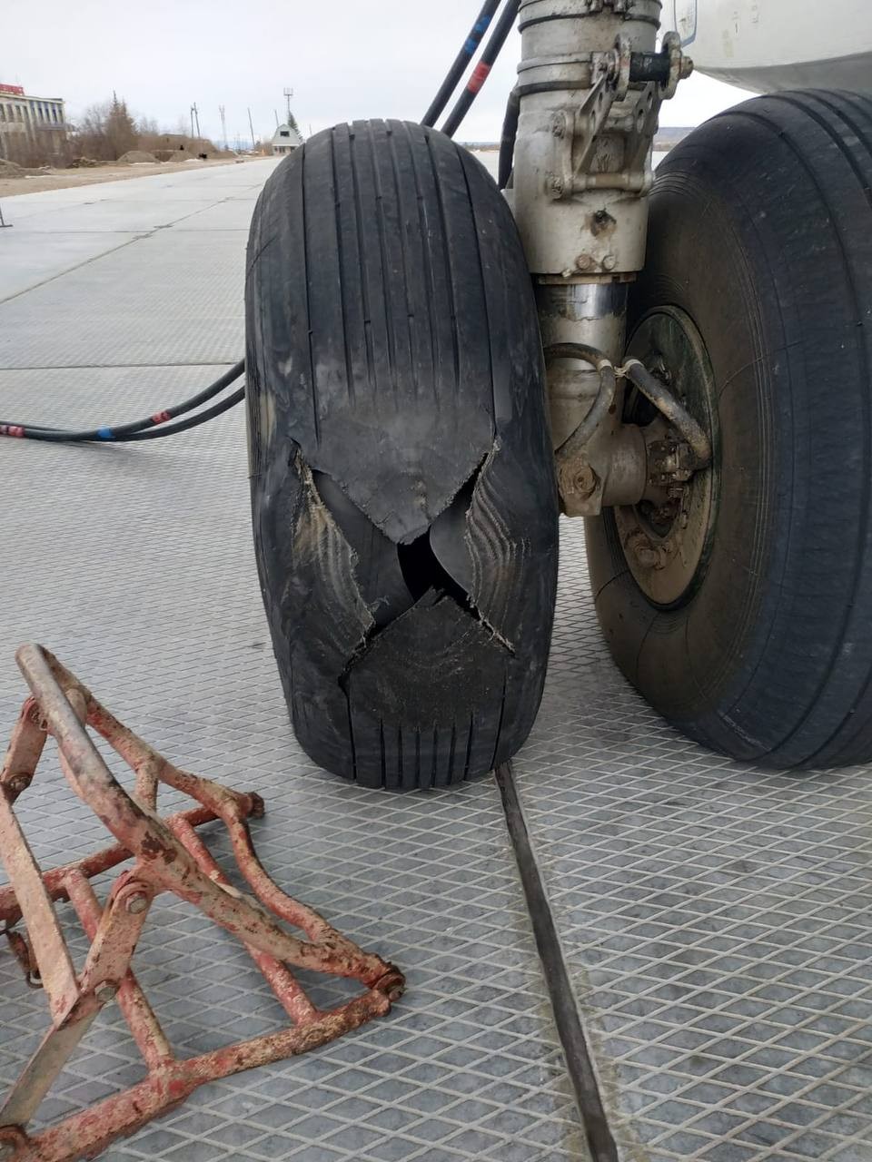 В Якутии у самолета с пассажирами лопнули колеса при посадке: Проводится проверка