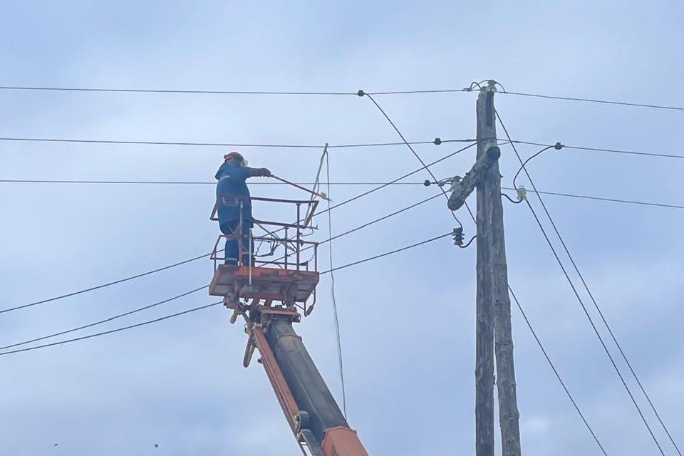 Энергетики Центральных электрических сетей восстановили электроснабжение жителей Вилюйского тракта, Борисовки-3 и Хатын-Юряха