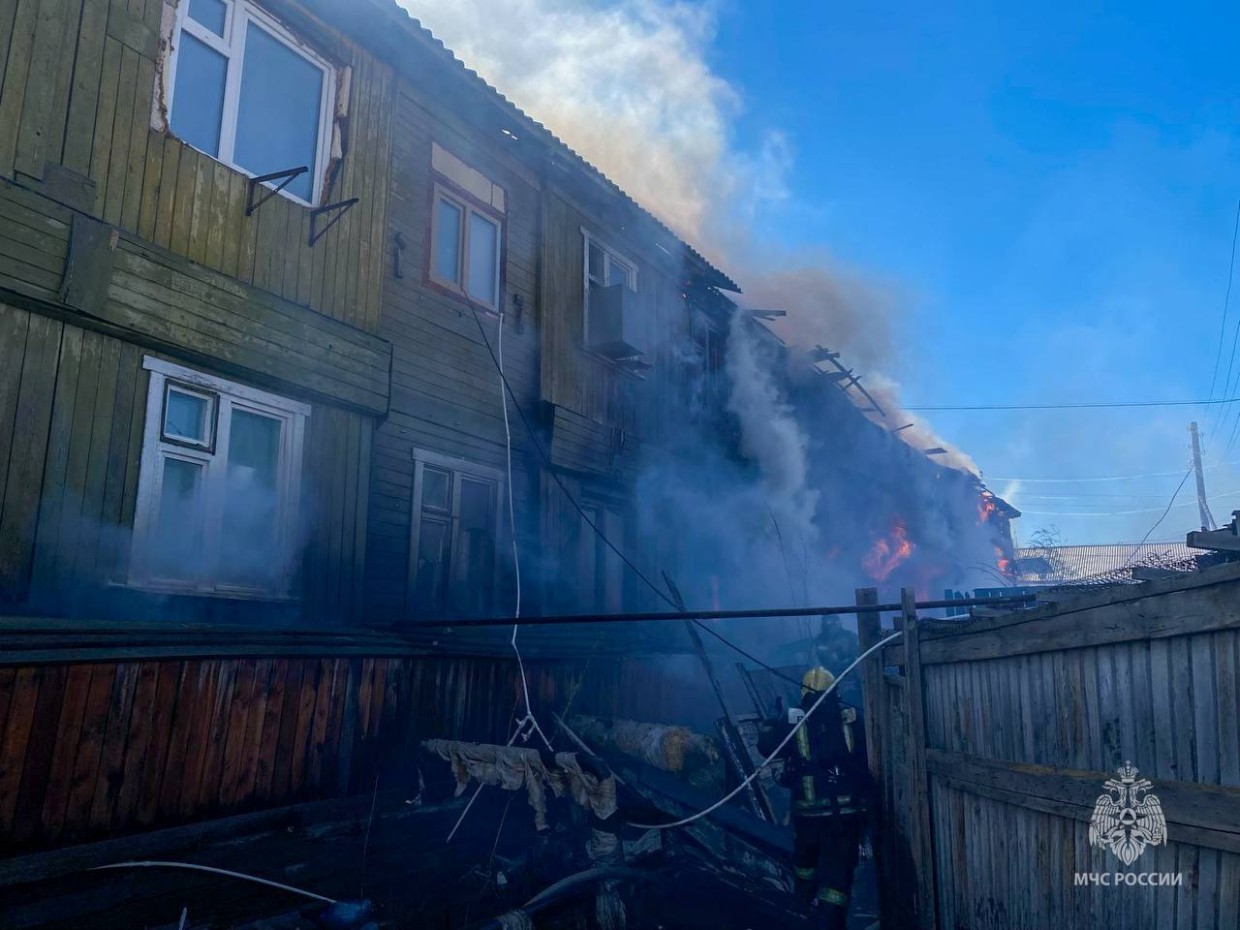 В Якутске произошел пожар в двухэтажном жилом доме: Пострадал мужчина