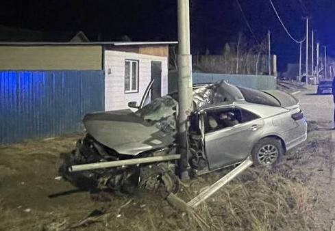 В Якутске девушка-водитель врезалась в столб: Пострадали трое пассажиров