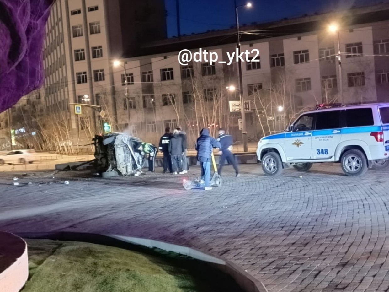 В Якутске произошло жесткое ДТП на площади Дружбы