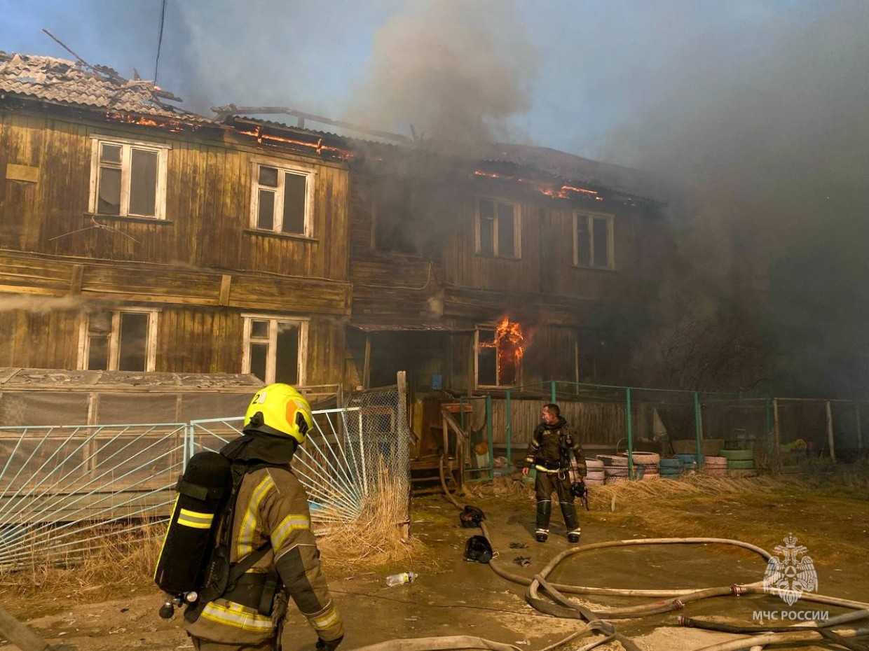 В Якутске произошел пожар в двухэтажном жилом доме