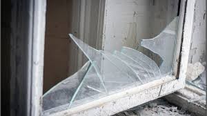 В Якутске мужчина, разбив окно, проник в квартиру на первом этаже и совершил кражу техники